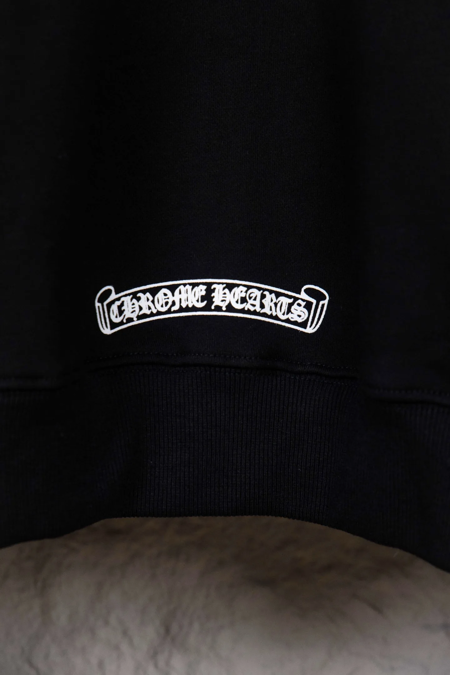 P310 ChromeHearts 25 early autumn floral arm horseshoe hooded sweatshirt Sanskrit letter rattan flower cross horseshoe hooded sweatshirt The fabric is made of 440g pure cotton terry with matching threads Imported printing Original custom-made Hardware Color: Black Size: S-XL